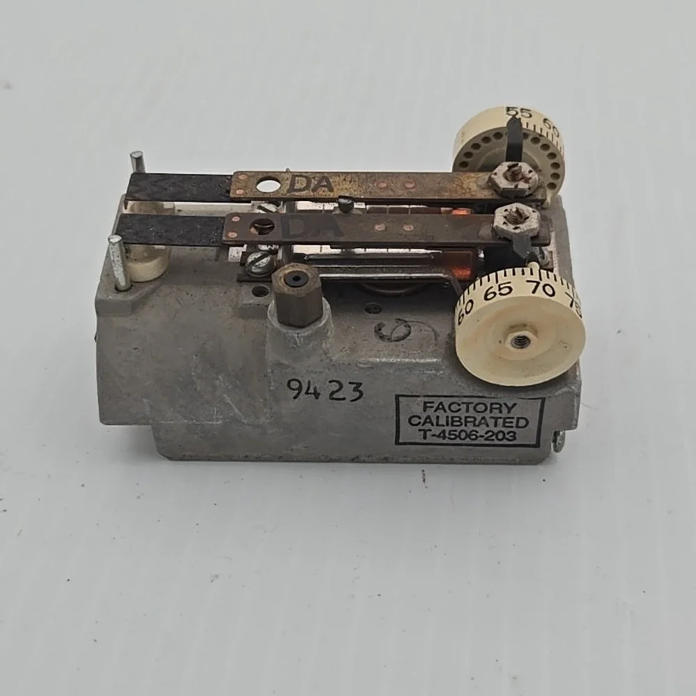 Johnson Controls T-4506 Dual Temp Pneumatic Thermostat